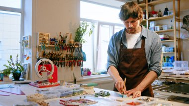 Genç adam cam kesti.