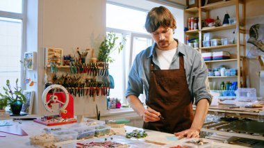 Üniformalı, olgun bir adam.