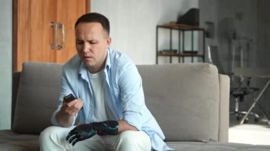 Yapay elli ciddi bir adam pilleri kontrol ediyor.