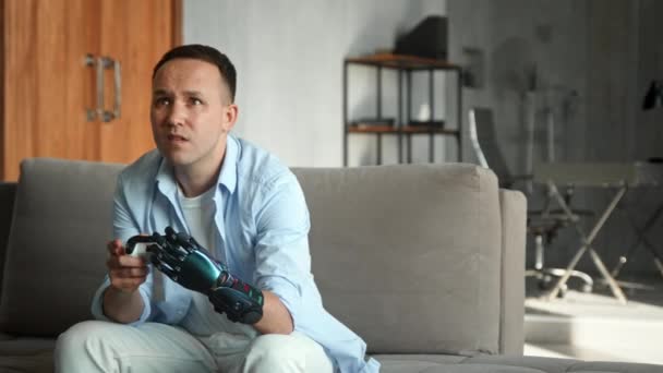 Homme sérieux avec artificiel hi tech main joue jeu de console — Video