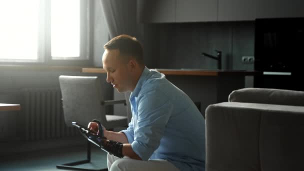 Geconcentreerde gehandicapte mannen typen en schakelt op smartphone — Stockvideo