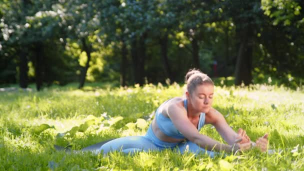 瑜伽练习者女士伸展后腿弯曲 — 图库视频影像