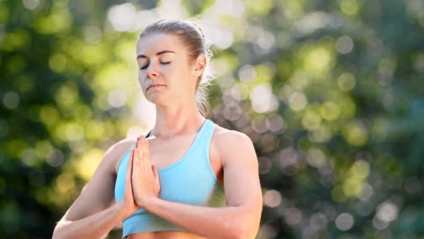 Концентрированный практикующий леди йоги в синей верхней медитации — стоковое видео