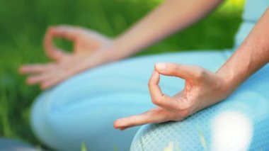 Eşofmanlı genç bayan antrenör yoga pozisyonunda meditasyon yapıyor.