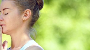 Genç bayan sarışın yoga uzmanı poz verirken meditasyon yapıyor.