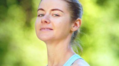 Sportif genç bayan sarışın başını çevirir ve düz görünür.