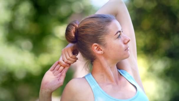 Athlète dame professionnelle en haut bleu étire les mains — Video