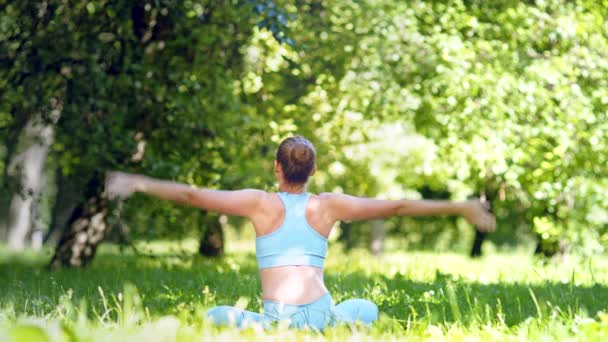 Lady blondýny atlet medituje sedí v joga asana pozadí — Stock video