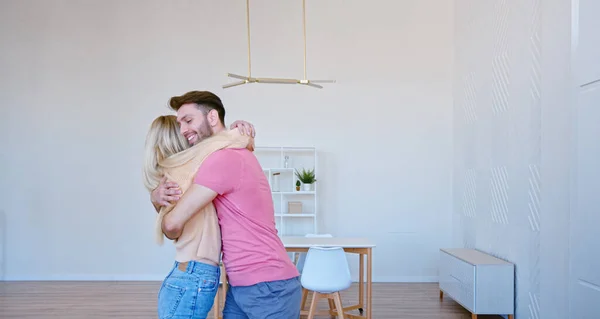 Romantic newlyweds with large brown cardboard boxes put things on floor pile in new apartment — Stock Photo, Image