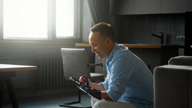 Konsantre engelli adam cyborg tipleri ve akıllı telefon düğmeleri