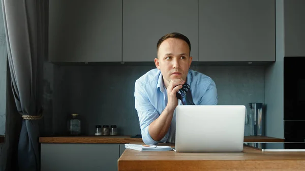 Gerente de empresa cyborg chico con prótesis de mano artificial se sienta a la mesa con notas en el portátil y portátil —  Fotos de Stock