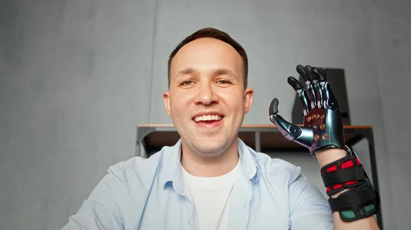 Ervaren gehandicapt bedrijf werknemer golven kunstmatige high-tech hand prothese — Stockfoto