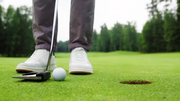Joven en zapatos blancos haciendo un éxito con un club de golf — Vídeos de Stock
