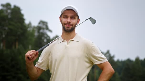 Retrato de un joven golfista en uniforme — Vídeo de stock