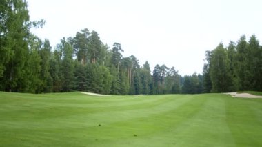 Golf topu bir golf sahasından sonra uçuyor.