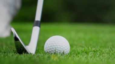 Golf sopası topa yakından vuruyor.