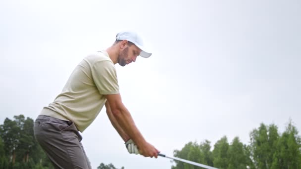 Młody golfista w mundurze gra w golfa — Wideo stockowe