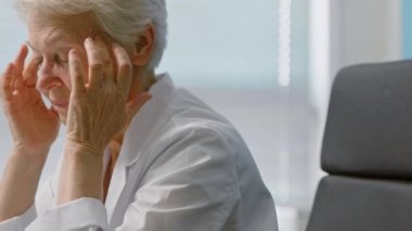 Klinikte baş ağrısı çeken doktor masajı tapınakları
