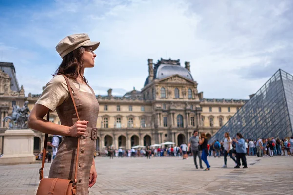 Muchacha atractiva en una gorra en la plaza del Louvre — Foto de Stock