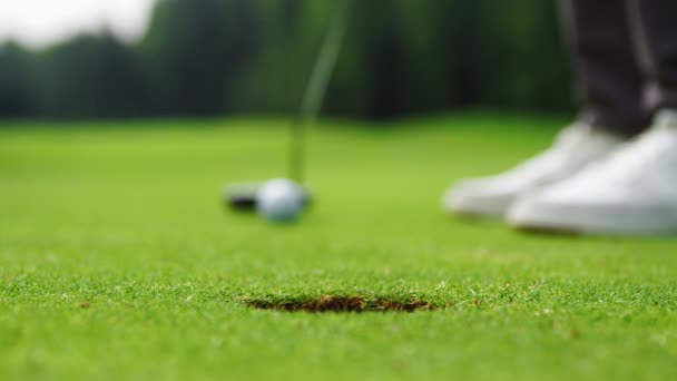 Golfista martillando la pelota en el agujero — Vídeos de Stock