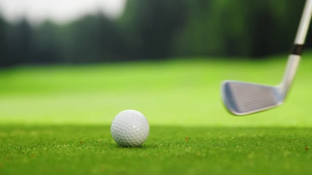 Golfklubb och boll på planen — Stockvideo