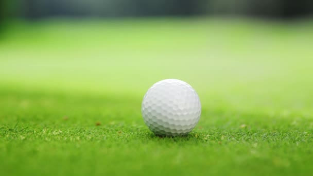 Uomo in un guanto da golf spingendo una palla — Video Stock