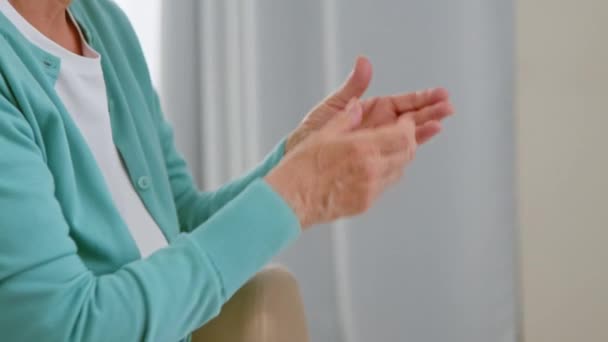 Dojrzałe kobieta pacjent bierze tabletki butelki od lekarza w pokoju — Wideo stockowe