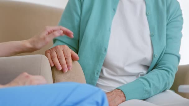 Infermiera allieta la signora anziana paziente toccando mano nella stanza — Video Stock