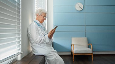 Beyaz üniformalı yetenekli kadın doktor.