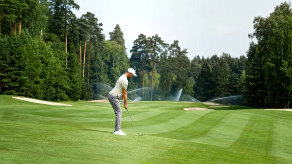 Jovem Golfista Uniforme Jogando Golfe Livre — Fotografia de Stock