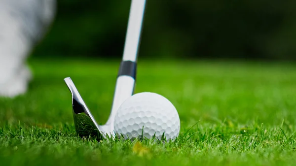 Golfklubb Sparkar Bollen Grönt Gräs Närbild — Stockfoto