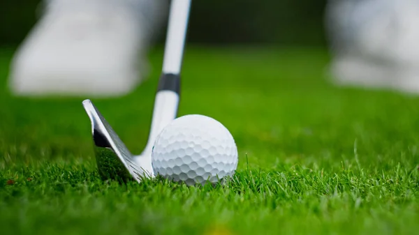 Golfschläger Kickt Den Ball Auf Grünem Gras Aus Nächster Nähe — Stockfoto
