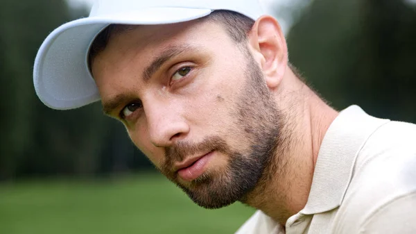 Sahada Golf Oynayan Şapkalı Bir Gencin Portresi — Stok fotoğraf