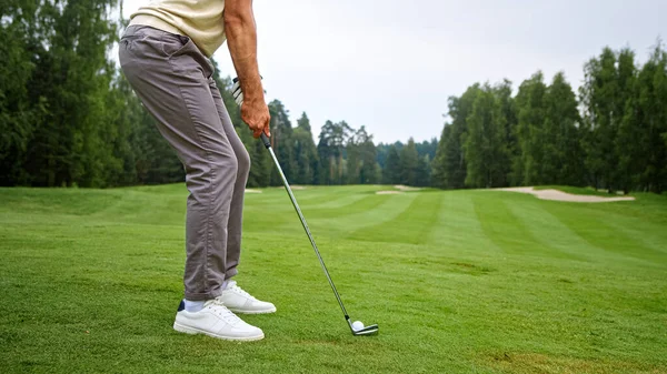 Üniformalı Genç Golfçü Sahada Bir Sopayla Vurgun Yapıyor — Stok fotoğraf