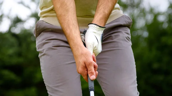 Ung Golfare Slår Golfboll Bana Närbild — Stockfoto