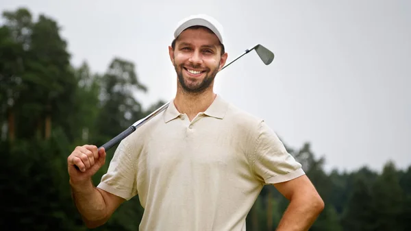 Portret Młodego Golfisty Mundurze Patrzącego Kamerę Boisku — Zdjęcie stockowe
