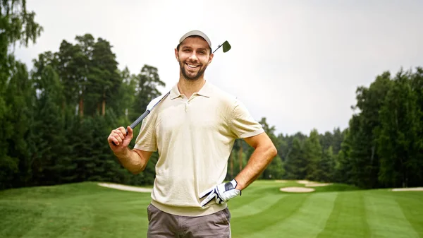 Golf Sopalı Genç Adam Golf Sahasında Kameraya Bakıyor — Stok fotoğraf