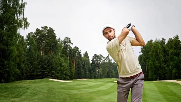 Ung Man Slår Golfboll Med Golfklubba Banan — Stockfoto