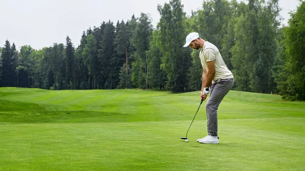 Young Man Hitting Golf Ball Golf Club Course — Stock Photo, Image