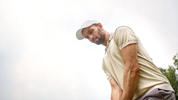 Fiatal Golfozó Sapkában Üti Golflabdát Egy Golfütővel Hátterében — Stock Fotó