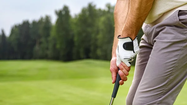 Händerna Man Som Håller Golfklubba Planen — Stockfoto