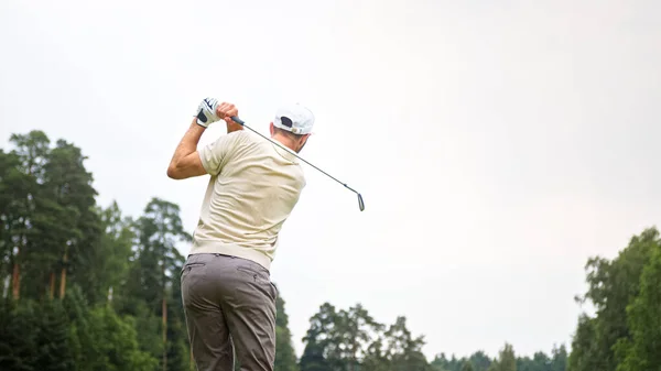 Junger Sportler Spielt Golf Auf Dem Platz Stockbild