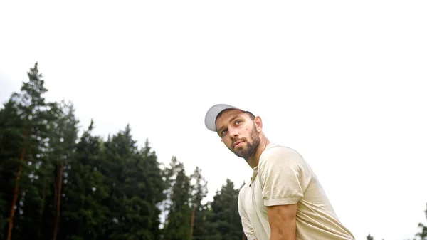 Junger Mann Spielt Golf Auf Dem Platz Stockfoto