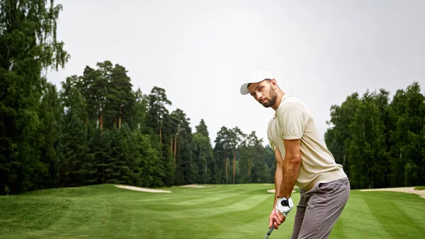Ung Man Uniform Spelar Golf Planen Royaltyfria Stockfoton