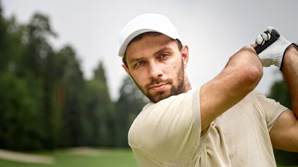 Unge Man Hatt Spelar Golf Planen Närbild Royaltyfria Stockfoton