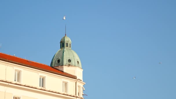 Bazilika a kék ég ellen. Horvátország — Stock videók