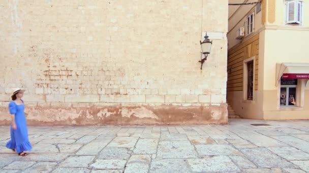 Attractive girl walking by the wall in Split, Croatia — Stock Video