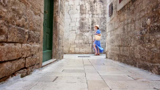 Chica atractiva en un vestido azul en la ciudad. Split, Croacia, vídeo 6k — Vídeo de stock