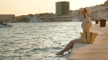 Yazın iskelede çıplak ayaklı mutlu bir kadın. Ayrıl, Hırvatistan