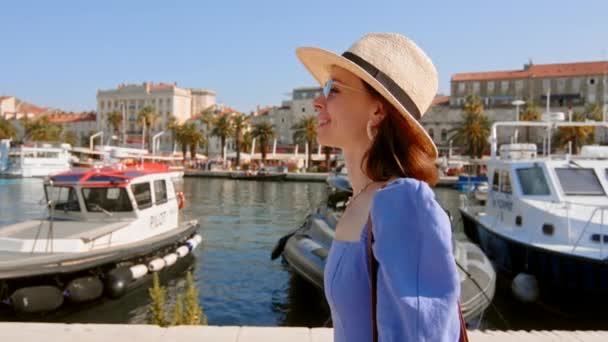 Приваблива дівчина в синій сукні на пірсі в місті. Спліт, Хорватія — стокове відео